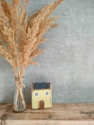 Drewniany domek żółty dekoracja