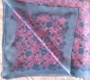 Jedwabno szyfonowa apaszka koloru niebieskiego w małe kolorowe kwiatuszki