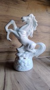 Porcelanowy koń 25 cm – biały, złocony, styl Chodzież, elegancja