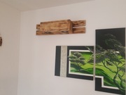 Lampa kinkiet z belki drewnianej nad lustro loft