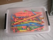 Klocki konstrukcyjne, słomki i krzyżaczki