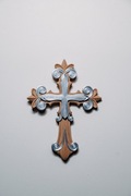 Zdobiony krzyż ścienny - jasny brąz i srebro