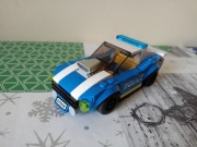 Dwa auta. LEGO City 60242.