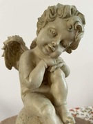 FIGURKA ANIOŁA SIEDZĄCEGO NA KULI