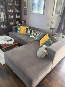 Szary narożnik z funkcja spania