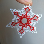 Dekor na choinkę śnieżynka frywolitka bialo-czerwo