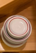 Zestaw talerzy obiadowych vintage z czerwonym paskiem z Ćmielowa