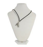 Naszyjnik na rzemieniu dwa srebrne końskie łby.