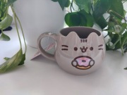 Pusheen - kubek ceramiczny (Pusheen z donutem)