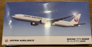 Model samolotu do składania Japan Airlines Boeing 777-300ER 1:200