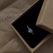 Pierścionek „Mary” z pięknym serduszkiem.