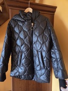 Czarna kurtka z kapturem idealna na jesień i zimę 