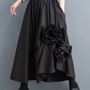 Wyszukana czarna spódnica z ozdobnymi różami