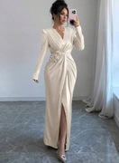 BEŻOWA MAXI SATYNOWA SUKIENKA DEKOLT V MARSZCZENIA DŁUGI RĘKAW