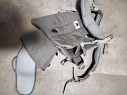 Nosidełko z szerokim pasem na brzuch i zabezpieczeniem główki dziecka