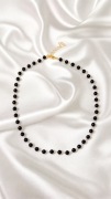 Naszyjnik czarne koraliki elegancki złote zapięcie choker damski