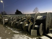 Bębny kablowe w dużej ilości i różnym rozmiarze.