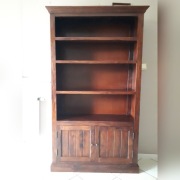 Biblioteczka z litego drewna kolonialna