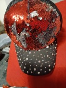 Czapka z daszkiem z cyrkoniami