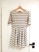 biała kremowa rozkloszowana marine sukienka w pasy paski z rękawem 40l