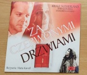 Za czerwonymi drzwiami - reż. Matia Karrell - film na płycie DVD