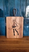 Drewaniana taca do serwowania z ręcznie wypalanym motywem Hatsune Miku