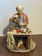 Figurka rzemieślnika przy stole – ręcznie malowana – 18 cm scena vintage