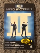 „Faceci w czerni II” Michael Teitelbaum 