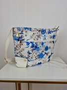 Nowa torebka listonoszka na ramię w kwiatki biało-niebieska