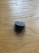 2 guziki z tarczą herbową i krzyżem kardynalskim