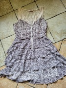 Sukienka z koronkowym karczkiem 