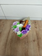 Box z kwiatami mydlanymi winkiem i czekoladkami