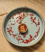 Naszyjnik sekretnik z literką medalion litera S