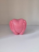 Świeca Dekoracyjna SERCE W DŁONIACH – Różowa walentynki, dzień kobiet