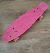 Nowa deskorolka dla dziewczynki.