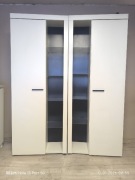 Dwie białe witryny z szafami