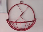 Czerwony kosz na owoce.