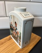 Bing & Grøndahl – porcelanowa flaszka, motyw Carl Larsson, jubileusz