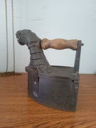 Stare żelazko na węgiel z kominem