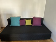 Czarna rozkładana kanapa