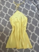Żółta letnia sukienka z wiązaniem na szyi