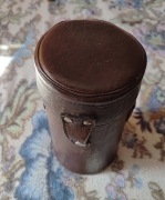 Termos ze szklanym wkladem w skórzanym etui.