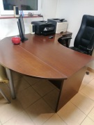 Biurko wraz z kontenerem z szufladami