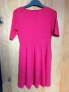 Czerwona, klasyczna, prosta sukienka z krótkim rękawem