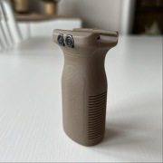 Chwyt pionowy RVG RIS Dark Earth (TAN)