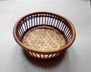 Wiklinowy koszyk z ażurowymi bokami. PRL. 