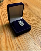 Znaczek Pin Uniwersytet Jagielloński wpinany z ozdobnym pudełkiem