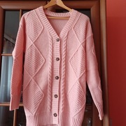 Piękny kardigan w kolorze różu, w serek i zapinany na guziki.