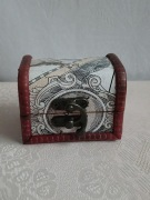 Miniaturowy drewniany kufer z okuciami - Dollhouse