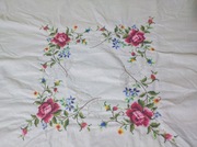 Ręcznie haftowany obrusik 80x80